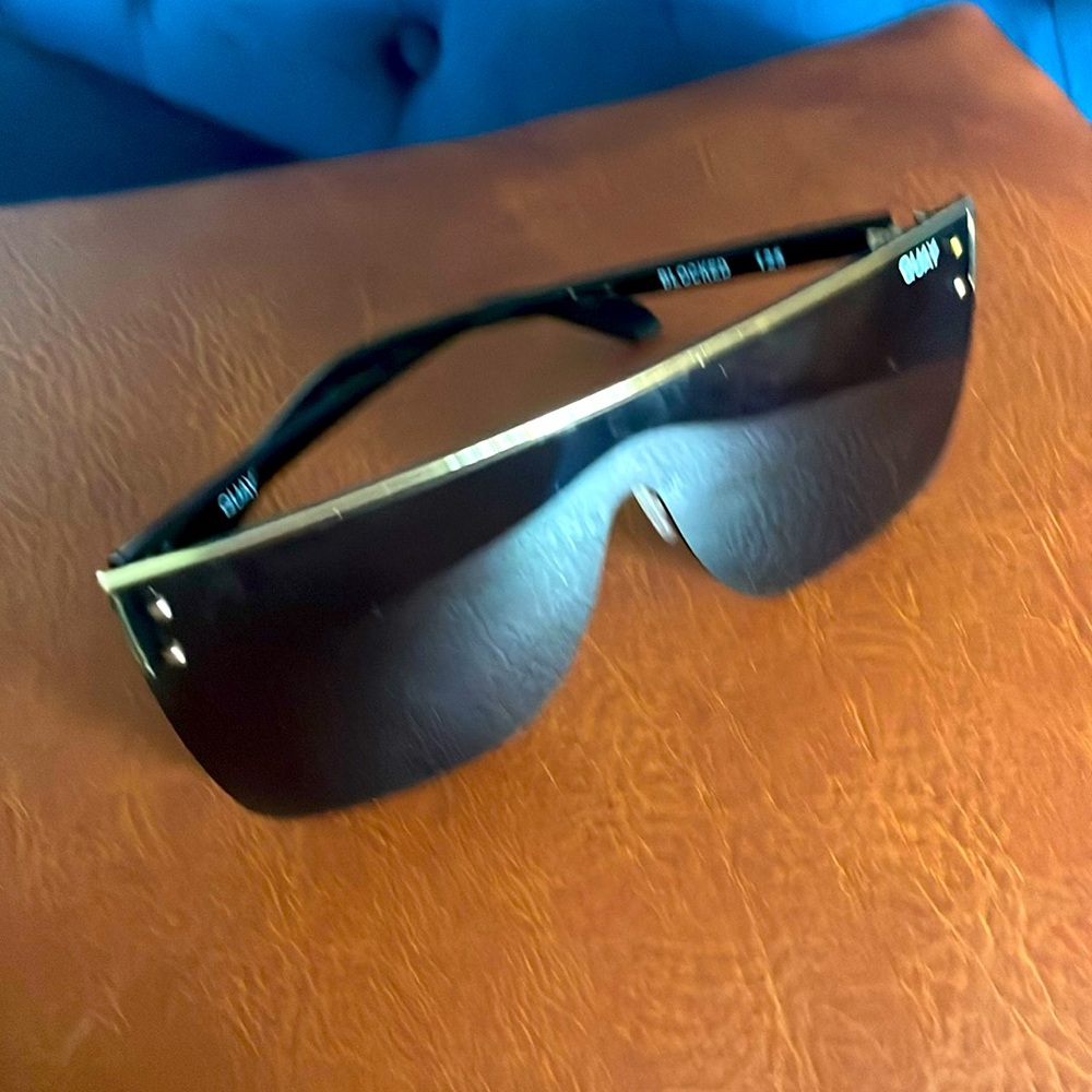 Like NEW Quay Flat Top Gold & Black  sunglasses